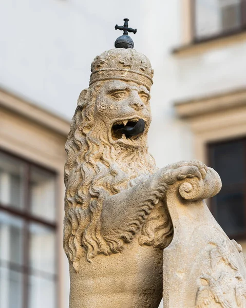 Figura de un león coronado hecho de piedra — Foto de Stock