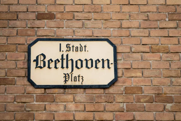 Viyana 'da tuğla bir binada Beethovenplatz' ın sokak tabelası — Stok fotoğraf