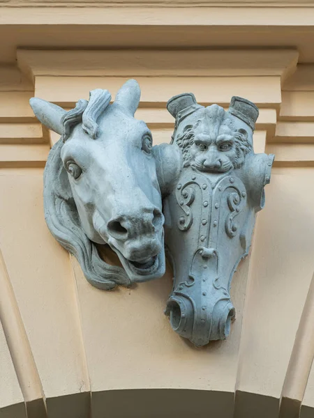 Cabeza de un caballo sobre la entrada de un edificio — Foto de Stock