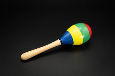 Siyah bir yeraltında, renkli bir marakas.