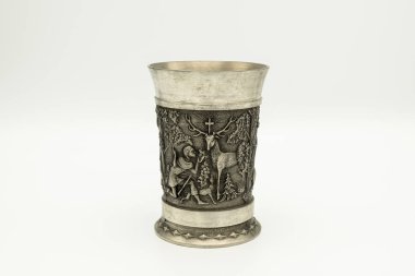 Güzel süslemeli teneke bardağa yakın çekim.