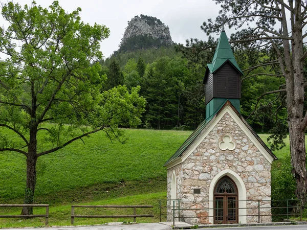 Pequeña capilla con paredes de piedra y un techo verde — Foto de Stock