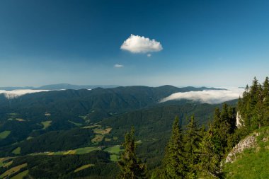 Yazın güneşli bir sabahta Rax dağlarından manzara