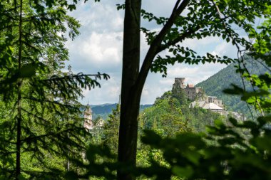 Yazın güneşli bir günde Semmering dağlarının manzarası