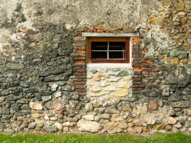 Avusturya 'da eski bir evin küçük penceresi