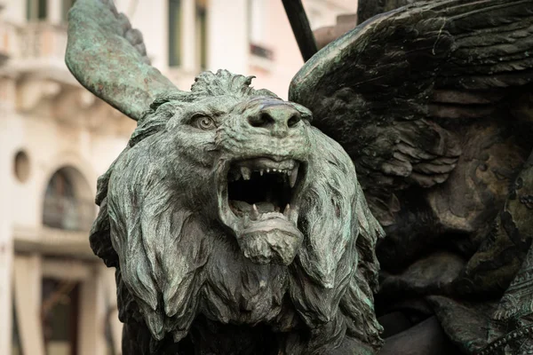 Estatua de un león de bronce en Venecia — Foto de Stock