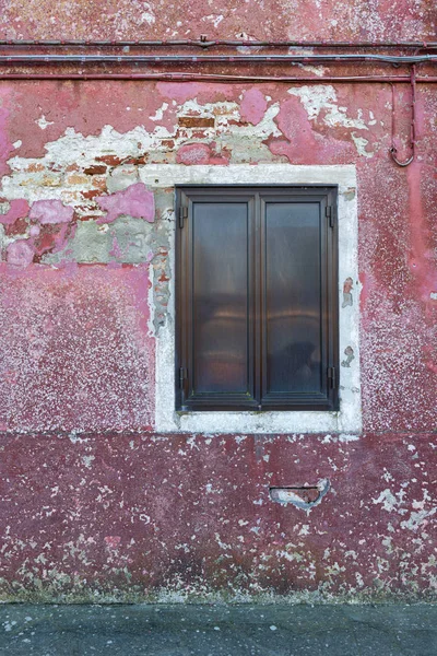 Ventana en un viejo muro de ladrillo cerca del agua en Venecia — Foto de Stock