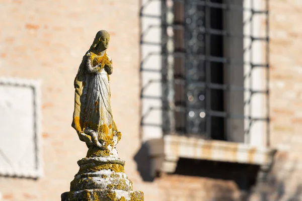 Pequeña estatua de una mujer de piedra, frente a la iglesia de Santa Fosca — Foto de Stock