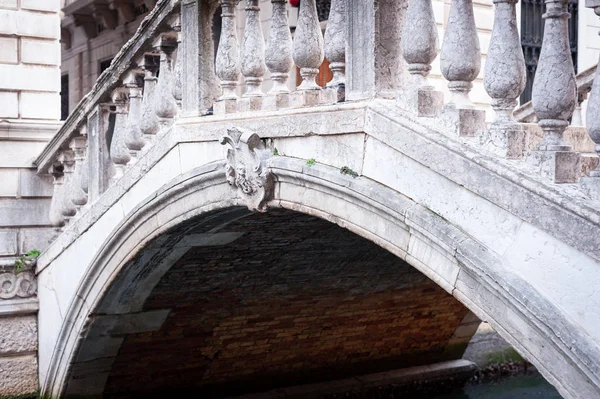 Un piccolo ponte bianco a Venezia in inverno — Foto Stock