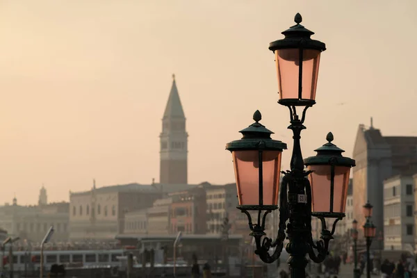Lanterne di fronte a palazzo doge e Campanile a Venezia — Foto Stock