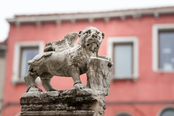 Figura de un león sosteniendo un escudo de piedra — Foto de Stock