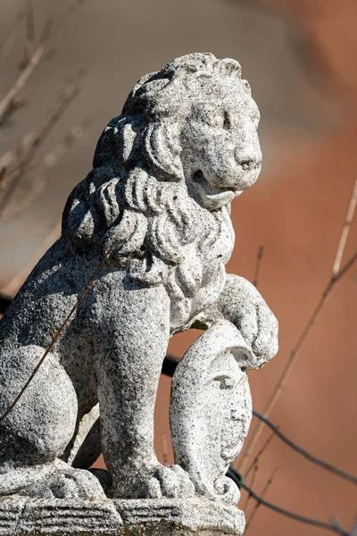 Figura di un leone con uno scudo di pietra — Foto Stock
