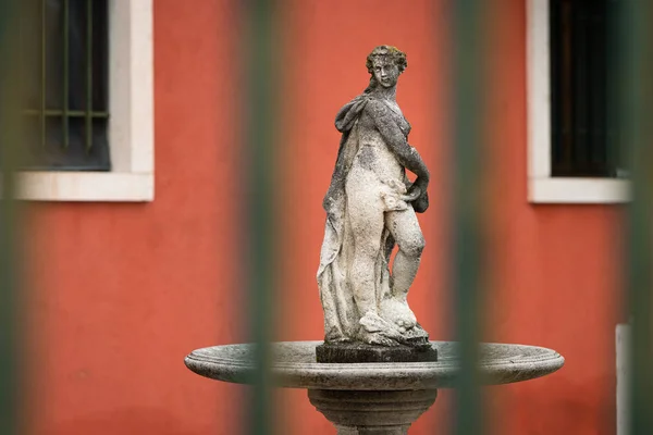 Figura de una mujer frente a una casa roja en Venecia — Foto de Stock