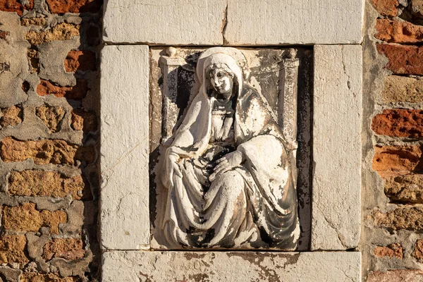 Relieve de María en una pared de ladrillo en Venecia — Foto de Stock