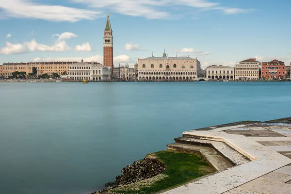 Campanile y Palacio Ducal en Venecia en un día soleado en invierno — Foto de Stock