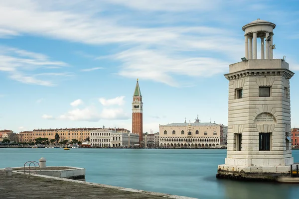 Faro San Giorgio Maggiore foran Campanile og Dogepalasset i Venezia på en solrik dag om vinteren – stockfoto