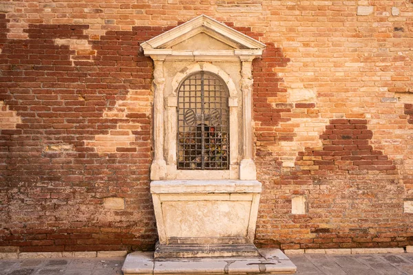 Piccolo altare su una casa a Venezia — Foto Stock