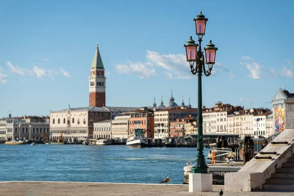 Campanile y Palacio Ducal en Venecia en un día soleado en invierno — Foto de Stock