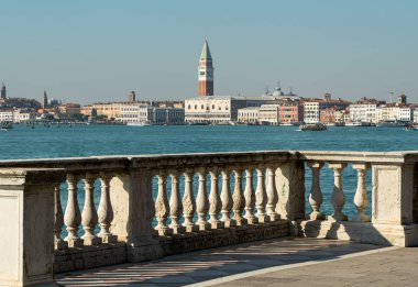 Kışın güneşli bir günde Venedik 'teki Campanile ve Doge Sarayı' nın önünde balustrade