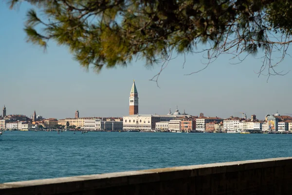 Campanile y Palacio Ducal en Venecia en un día soleado en invierno — Foto de Stock