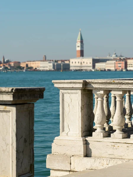 Balaustrada frente al Campanile y al Palacio Ducal de Venecia en un día soleado en invierno — Foto de Stock