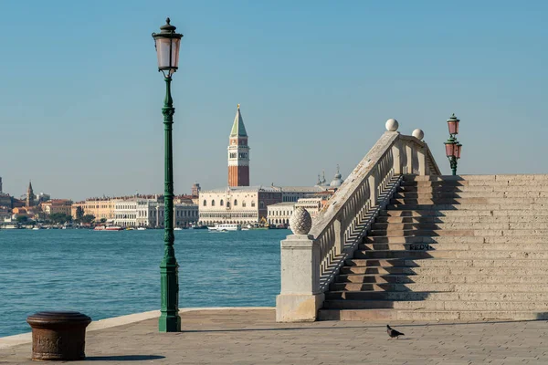 Campanile e Palazzo Ducale a Venezia in una giornata di sole in inverno — Foto Stock