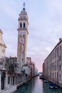 Venedik 'teki San Giorgio dei Greci' nin eğimli çan kulesi (İtalya)