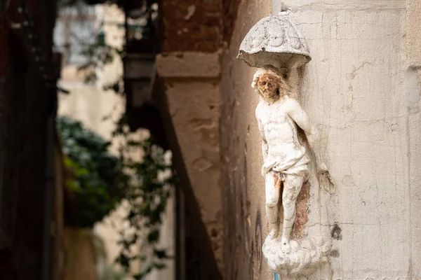 Esquina Una Casa Venecia Italia Con Estatua Hombre — Foto de Stock