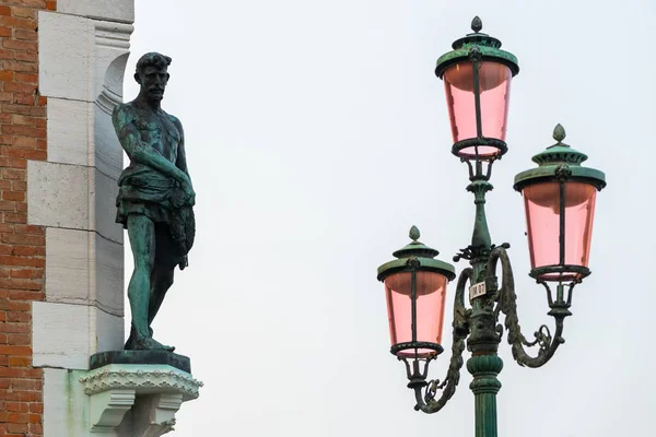 Linterna Estatua Bronce Hombre Venecia Italia — Foto de Stock