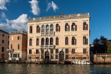 Kışın güneşli bir günde Venedik 'teki Canale Grande' de (İtalya) eski bir ev