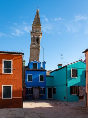 Güneşli bir kış gününde Burano 'nun eğimli çan kulesi (Venedik, İtalya)