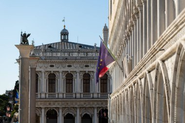 İtalya ve Avrupa Birliği bayrakları Venedik 'teki doge sarayında asılıdır (İtalya)