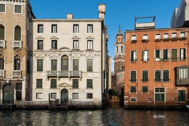 Kışın güneşli bir günde Venedik 'teki Canale Grande' de (İtalya) eski bir ev