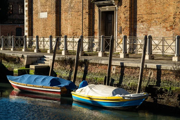 Kışın Güneşli Bir Günde Venedik Talya Bir Kanalda Küçük Tekneler — Stok fotoğraf