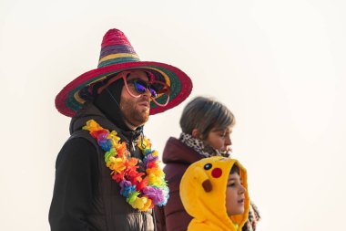 Venedik, İtalya - 02 08 2020: Venedik 'te Şubat ayında karnaval kılığında insanlar (İtalya)