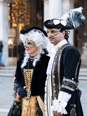 Venedik, İtalya - 02 08 2020: Venedik 'te Şubat ayında karnaval kılığında bir çift (İtalya)