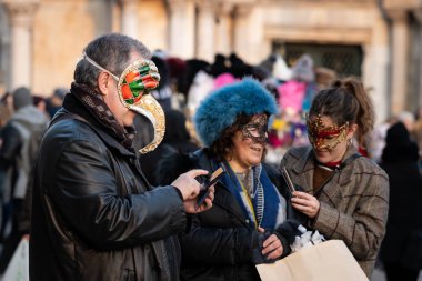 Venedik, İtalya - 02 08 2020: Venedik 'te Şubat ayında karnaval kılığında insanlar (İtalya)