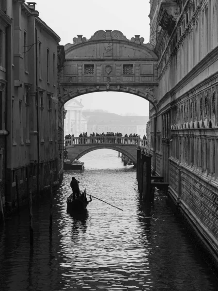 Veneza Itália 2020 Canal Com Gôndola Veneza Itália Inverno — Fotografia de Stock