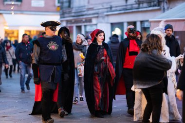 Venedik, İtalya - 02 08 2020: Venedik 'te Şubat ayında karnaval kılığında insanlar (İtalya)