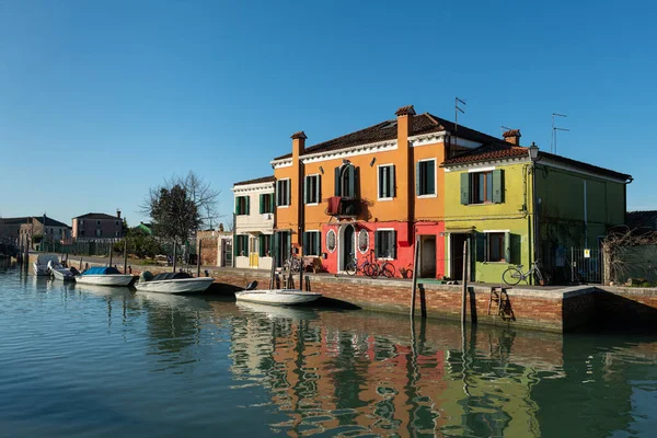 ヴェネツィア イタリア 2020年8月 冬のブラーノ島 ヴェネツィア イタリア のボートと運河 — ストック写真
