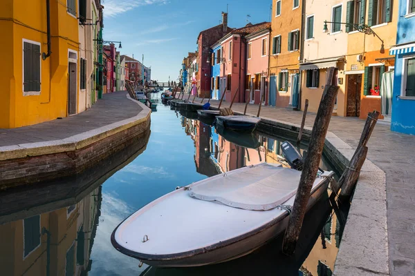 Venetië Italië 2020 Kanaal Met Boten Burano Venetië Italië Winter — Stockfoto