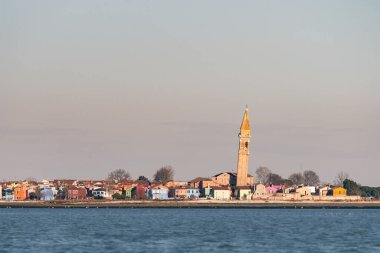 Güneşli bir kış gününde Burano 'nun eğimli çan kulesi (Venedik, İtalya)