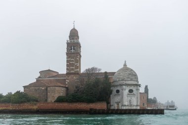 Kışın sisli bir günde Isola 'daki San Michele Kilisesi' nde Venedik mezarlığı (Venedik, İtalya)