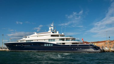 Venedik / İtalya 02 08 2020: Venedik (İtalya) gölünde güneşli bir kış gününde büyük bir yat bağlandı
