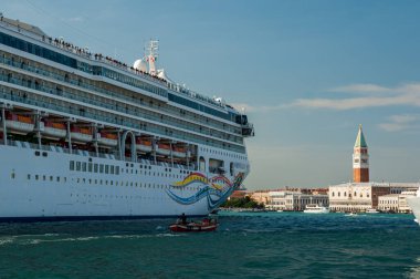 Venedik / İtalya 11 04: 20160: Venedik (İtalya), Doge Sarayı ve Campanile 'den geçen gemi sonbaharda güneşli bir günde