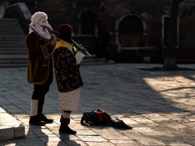 Venedik / İtalya 02 08 2020: Sokak müzisyenleri (Şubat ayında Venedik 'te karnaval kılığında flüt ve klarnet))