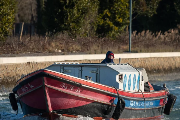 Венеция Италия 2020 Транспортная Лодка Лагуне Венеции Италия Солнечный День — стоковое фото