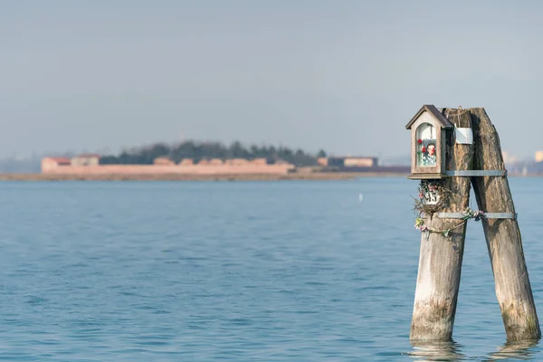 Venecia Italia 2020 Bolardo Madera Laguna Venecia Italia Día Soleado — Foto de Stock