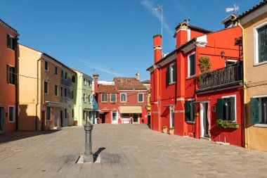 Venedik / İtalya - 02 / 03 / 2020: Burano 'da (Venedik, İtalya) güneşli bir kış gününde renkli evler