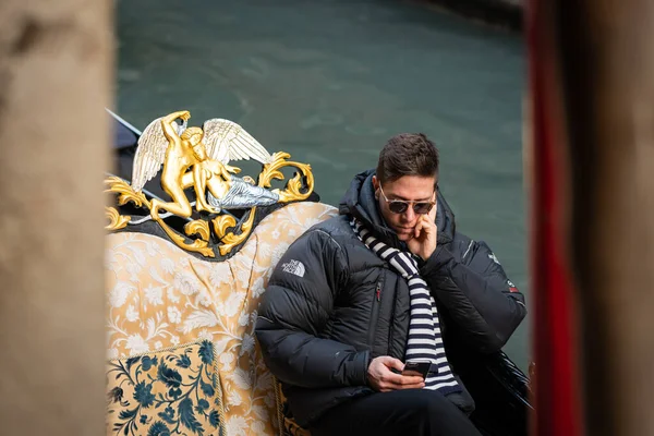 Venecia Italia 2020 Gondolero Venecia Italia Esperando Sus Clientes Mirando —  Fotos de Stock